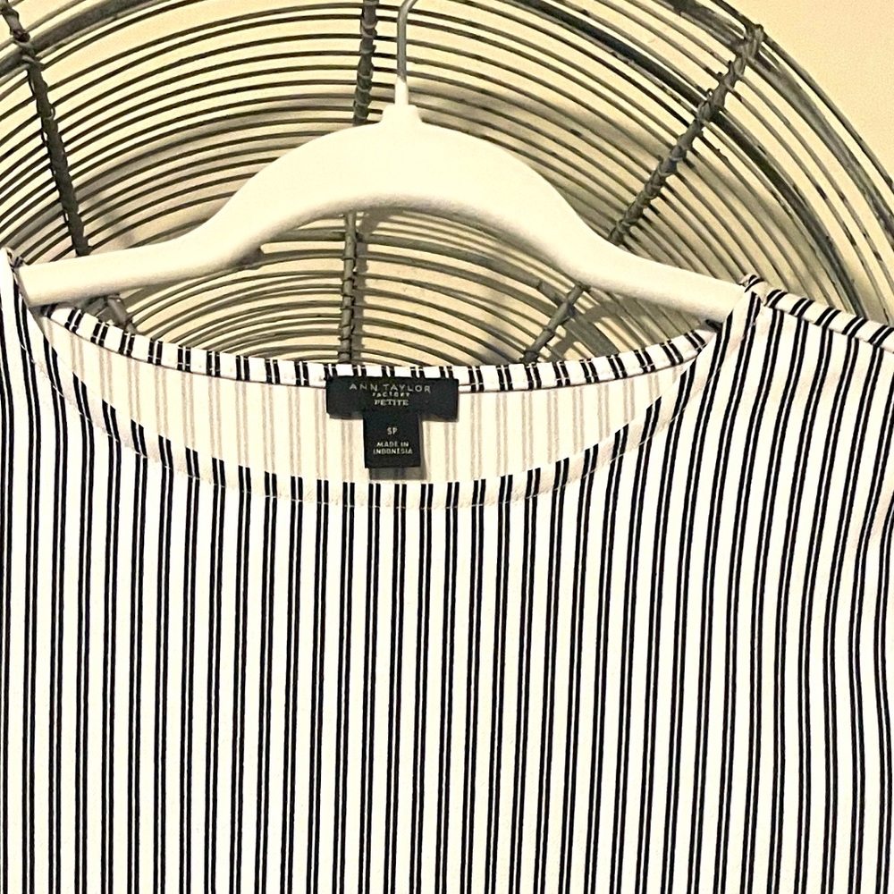 Ann Taylor cute stripped top, size xs.
